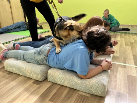 Canisterapia s Luckou na hodine slovenského jazyka