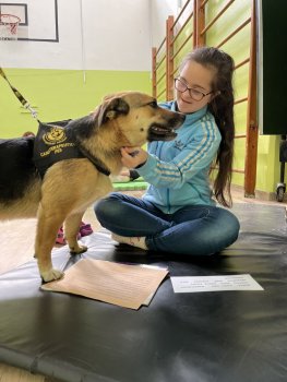 Canisterapia s Luckou na hodine slovenského jazyka