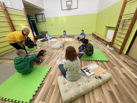Canisterapia s Luckou na hodine slovenského jazyka