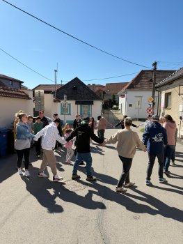 Stavali sme máje