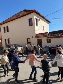 Stavali sme máje