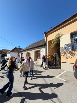 Stavali sme máje